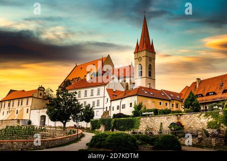 St.-Nikolaus-Kirche in Znaim bei Sonnenuntergang. Sommerabend. Der Tschechischen Republik. Stockfoto