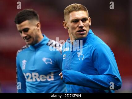 Martyn Waghorn von Derby County (rechts) und Tom Lawrence wärmen sich vor dem Sky Bet Championship-Spiel am City Ground, Nottingham. Stockfoto