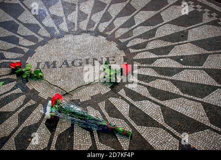 Stellen Sie sich vor-Denkmal in Strawberry Fields Stockfoto