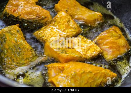 Frittierfisch in niedriger Flamme geschnitten und köstlich aussehend. Stockfoto