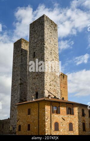 Die Salvucci Türme, auch die "Twin Towers" genannt, in der Altstadt von San Gimignano, UNESCO-Weltkulturerbe, gegen blauen Himmel, Siena, Toskana, Italien Stockfoto