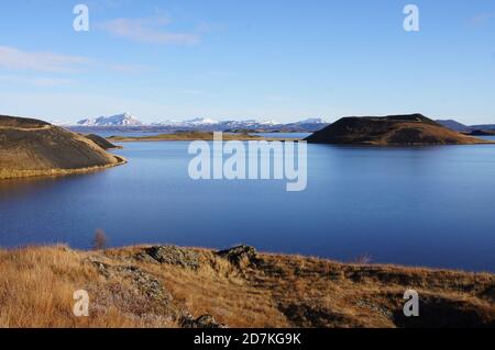 Vulkanische Scoria (pyroklastisches, stark vesikuläres, dunkles vulkanisches Gestein), Kegel und Krater. Skutustadir, Lake Myvatn, Nordisland Stockfoto