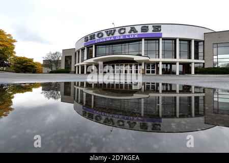 Yonkers, USA. Oktober 2020. Außenansicht des Showcase Cinema De Lux Theatres am ersten Tag der Wiedereröffnung von Kinos in der Stadt Yonkers in Westchester County, NY, 23. Oktober 2020. New York State Gov. Andrew Cuomo erlaubt den Kinos außerhalb von New York City, mit 25 Prozent Kapazität und nur bis zu 50 Personen wieder zu öffnen.(Anthony Behar/Sipa USA) Quelle: SIPA USA/Alamy Live News Stockfoto