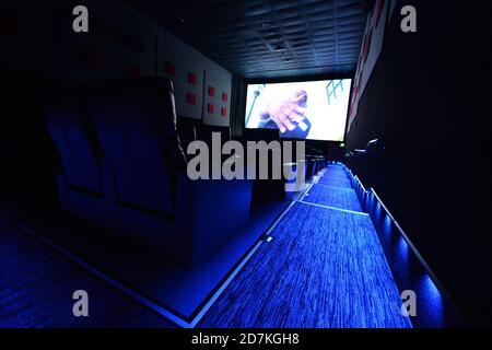 Yonkers, USA. Oktober 2020. Der Glanz einer Kinoleinwand beleuchtet unbesetzte Sitze in Showcase Cinema De Lux Theatres am ersten Tag der Filmhäuser erlaubt, wieder zu öffnen, in der Stadt Yonkers in Westchester County, NY, 23. Oktober 2020. New York State Gov. Andrew Cuomo erlaubt den Kinos außerhalb von New York City, mit 25 Prozent Kapazität und nur bis zu 50 Personen wieder zu öffnen.(Anthony Behar/Sipa USA) Quelle: SIPA USA/Alamy Live News Stockfoto