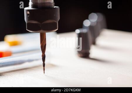 Spindel mit CNC Fräser über einer Holzfläche Stockfoto