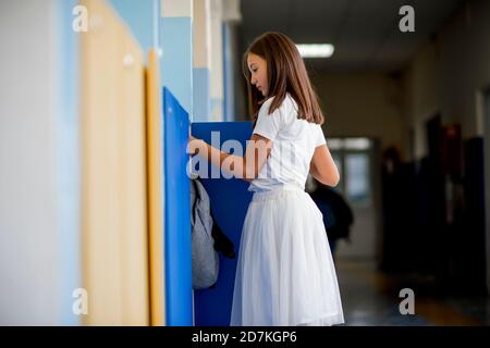 Kaukasische Schule Mädchen öffnen locker Stockfoto