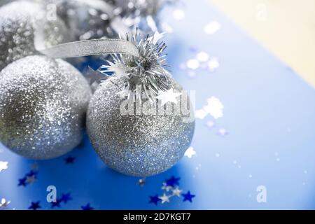 Vintage White Christmas Ball Ornament über elegante blau und Gold Background.Glamorous Weihnachtsszene mit silbernen Ornamenten, Weihnachten dekorative Kugel Stockfoto