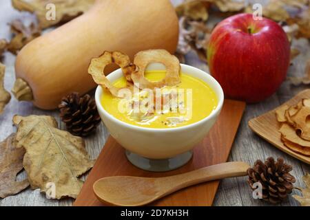 butternut Kürbis und Apfelsuppe für halloween Dinner Stockfoto