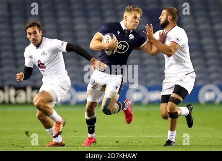 Der schottische Duhan van der Merwe (Mitte) mit dem Ball während des Autumn International Spiels im BT Murrayfield Stadium, Edinburgh. Stockfoto