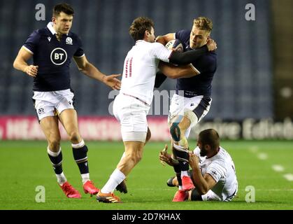 Der schottische Duhan van der Merwe wird vom georgischen Sandro Todua während des Autumn International-Spiels im BT Murrayfield Stadium in Edinburgh angegangen. Stockfoto