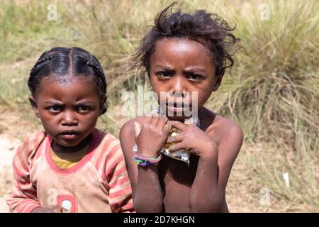 Redaktionell. Die Kinder am Straßenrand in Madagaskar Stockfoto