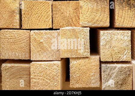 Schnittholz im Sägewerk, Enden von Holzblöcken für Textur Hintergrund. Sägeholz und verarbeitetes Holz im Lager, Holzstapel im Werkshof. Haufen Holzboa Stockfoto