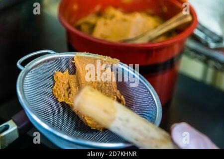 Herstellung einer japanischen Miso-Suppe in Nishiizu, Japan. Aromaverstärker und Namensvetter der Suppe. Erst im dritten Schritt der Zubereitung geht die Miso-Paste in die Suppe Stockfoto