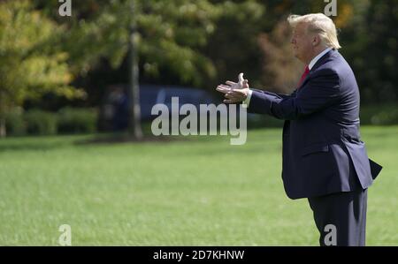 Washington, Usa. Oktober 2020. US-Präsident Donald Trump geht in Richtung Marine One, bevor er am Freitag, den 23. Oktober 2020, vom South Lawn des Weißen Hauses in Washington, DC abreist. Präsident Trump reist in die Dörfer, Florida und dann weiter nach Pensacola, Florida, um Bemerkungen bei Make America Great Again Victory Rallyes zu halten. Foto von Leigh Vogel/UPI Credit: UPI/Alamy Live News Stockfoto