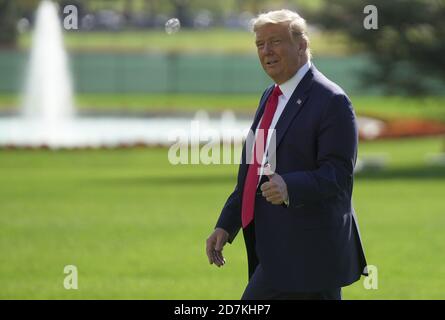 Washington, Usa. Oktober 2020. US-Präsident Donald Trump geht in Richtung Marine One, bevor er am Freitag, den 23. Oktober 2020, vom South Lawn des Weißen Hauses in Washington, DC abreist. Präsident Trump reist in die Dörfer, Florida und dann weiter nach Pensacola, Florida, um Bemerkungen bei Make America Great Again Victory Rallyes zu halten. Foto von Leigh Vogel/UPI Credit: UPI/Alamy Live News Stockfoto