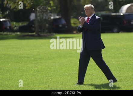 Washington, Usa. Oktober 2020. US-Präsident Donald Trump geht in Richtung Marine One, bevor er am Freitag, den 23. Oktober 2020, vom South Lawn des Weißen Hauses in Washington, DC abreist. Präsident Trump reist in die Dörfer, Florida und dann weiter nach Pensacola, Florida, um Bemerkungen bei Make America Great Again Victory Rallyes zu halten. Foto von Leigh Vogel/UPI Credit: UPI/Alamy Live News Stockfoto