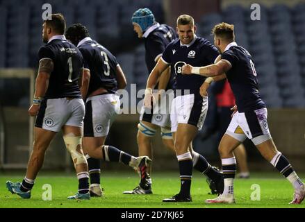 Der schottische Fraser Brown (Mitte) feiert den zweiten Spielversuch seiner Seite während des Autumn International Spiels im BT Murrayfield Stadium, Edinburgh. Stockfoto