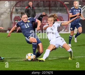 Edinburgh, Großbritannien. Oktober 2020. Kirsty Hanson aus Schottland und Arbiona Bajraktari aus Albanien während des UEFA Women's EURO 2020 Qualifier Spiels im Tynecastle Stadium in Edinburgh, Schottland. Alex Todd/SPP Kredit: SPP Sport Pressefoto. /Alamy Live Nachrichten Stockfoto