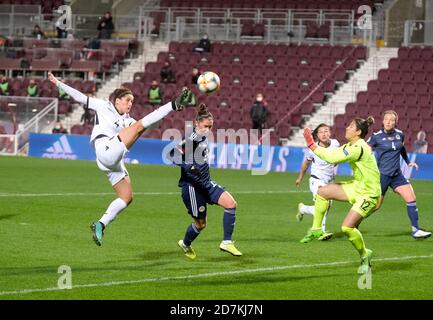 Edinburgh, Großbritannien. Oktober 2020. Albanien Rrahmani aus Albanien tritt hoch, um den Ball von Jane Ross aus Schottland während der UEFA Women's EURO 2020 Qualifier Spiel im Tynecastle Stadium in Edinburgh, Schottland zu nehmen. Alex Todd/SPP Kredit: SPP Sport Pressefoto. /Alamy Live Nachrichten Stockfoto