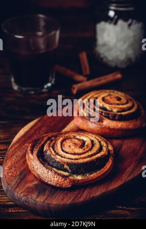 Brötchen mit Mohn Stockfoto