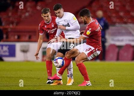 Tom Lawrence von Derby County (Mitte) kämpft mit Ryan Yates von Nottingham Forest und Tobias Figueiredo während des Sky Bet Championship-Spiels am City Ground in Nottingham um den Ball. Stockfoto