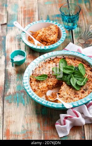 Auflauf mit Kohl, Fleisch, Tomaten und Käse, selektiver Fokus Stockfoto