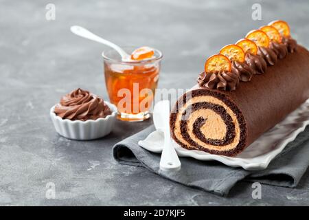 Schweizer Schokoladenkuchen mit kandierten Kumquats, selektiver Fokus Stockfoto