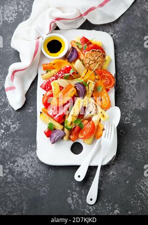 Gegrilltes Gemüse auf einem Keramikbrett serviert, selektive Fokus Stockfoto
