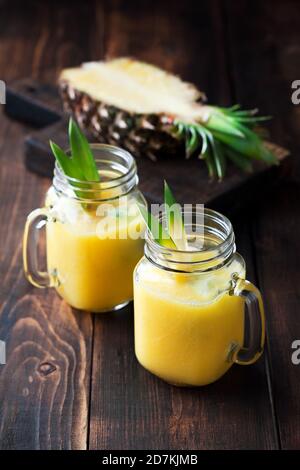 Gesunde Ananas Smoothie in Maurer Gläser, selektive Fokus Stockfoto