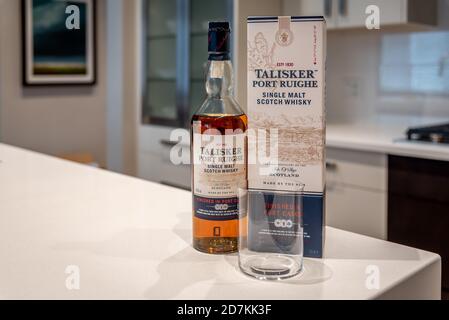 Eine Flasche Talisker Single Malt Whisky in einer modernen Küche. Stockfoto