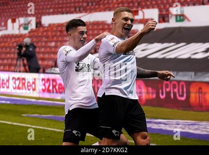 Martyn Waghorn (rechts) von Derby County feiert das erste Tor seiner Mannschaft mit Teamkollege Tom Lawrence während des Sky Bet Championship-Spiels auf dem City Ground, Nottingham. Stockfoto