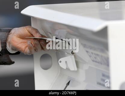 Ein Wähler legt seinen Stimmzettel an einer offiziellen Abgabestelle außerhalb des Wahlbüros ab, eine Reihe von Abgabestellen wurden um Santa Barbara herum platziert. Stockfoto