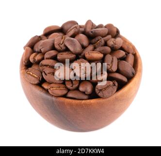 Kaffeebohnen in Holzschüssel isoliert auf weißem Hintergrund. Geröstete arabica-Kaffeebohnen. Stockfoto
