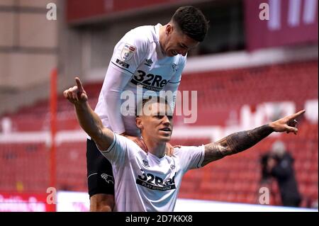 Martyn Waghorn (rechts) von Derby County feiert das erste Tor seiner Mannschaft mit Teamkollege Tom Lawrence während des Sky Bet Championship-Spiels auf dem City Ground, Nottingham. Stockfoto