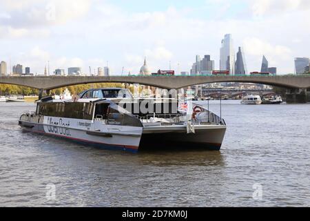 Die Thames Clipper oder Uber Boat auf dem Fluss, im Herbstwetter, in London, Großbritannien Stockfoto