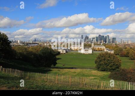 Blick über das Old Royal Naval College und über Canary Wharf Wolkenkratzer vom Old Greenwich Royal Observatory im Herbst, SE London, Großbritannien Stockfoto