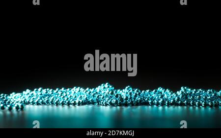 Grüne Perlen auf dunklem Hintergrund, selektiver Fokus Stockfoto