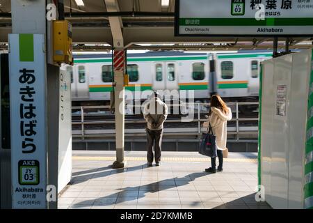 Passagiere warten auf die Yamanote-Linie in Akihabara Tokyo Japan. Stockfoto