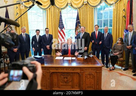 US-Präsident Donald J. Trump spricht am Freitag, den 23. Oktober 2020, im Weißen Haus in Washington, DC, bei einer Telefonkonferenz mit Führern Israels und des Sudan sowie mit Medienvertretern über ein Sudan-Israel-Friedensabkommen. Präsident Trump kündigte an, dass Israel und Sudan beginnen werden, die Beziehungen zu normalisieren. Von links nach rechts: Brian Hook, ehemaliger US-Sonderbeauftragter für Iran und Senior Advisor des Außenministers; Avraham Berkowitz, Assistent des Präsidenten und Sonderbeauftragter für internationale Verhandlungen; US-Finanzminister Steven T. Mnuchin; The Stockfoto