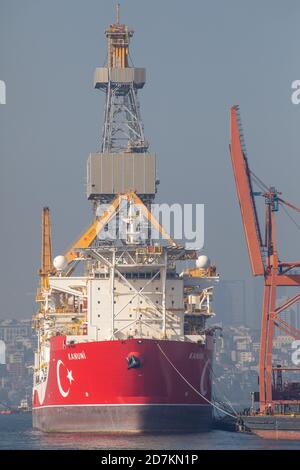 Kanuni Bohrschiff ist in Haydarpasa Hafen in Istanbul, Türkei am 23. Oktober 2020. Kanuni ist ein Ultra-Tiefwasserbohrer der sechsten Generation mit Türkei-Kennzeichnung Stockfoto