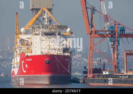 Kanuni Bohrschiff ist in Haydarpasa Hafen in Istanbul, Türkei am 23. Oktober 2020. Kanuni ist ein Ultra-Tiefwasserbohrer der sechsten Generation mit Türkei-Kennzeichnung Stockfoto
