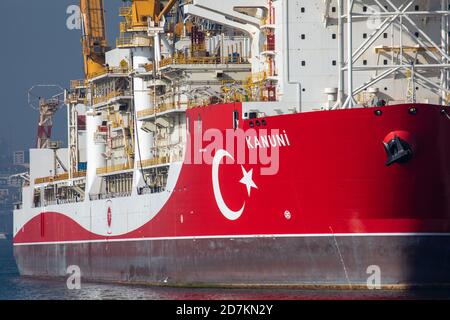 Kanuni Bohrschiff ist in Haydarpasa Hafen in Istanbul, Türkei am 23. Oktober 2020. Kanuni ist ein Ultra-Tiefwasserbohrer der sechsten Generation mit Türkei-Kennzeichnung Stockfoto