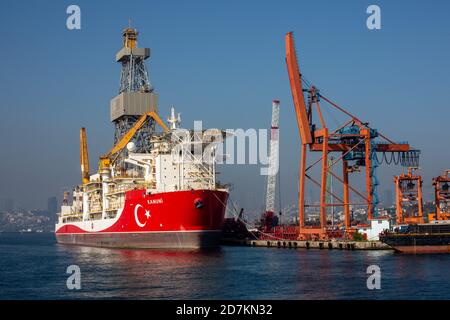Kanuni Bohrschiff ist in Haydarpasa Hafen in Istanbul, Türkei am 23. Oktober 2020. Kanuni ist ein Ultra-Tiefwasserbohrer der sechsten Generation mit Türkei-Kennzeichnung Stockfoto