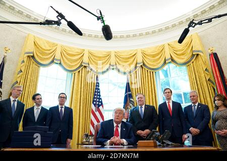 US-Präsident Donald J. Trump spricht am Freitag, den 23. Oktober 2020, im Weißen Haus in Washington, DC, bei einer Telefonkonferenz mit Führern Israels und des Sudan sowie mit Medienvertretern über ein Sudan-Israel-Friedensabkommen. Präsident Trump kündigte an, dass Israel und Sudan beginnen werden, die Beziehungen zu normalisieren. Von links nach rechts: Brian Hook, ehemaliger US-Sonderbeauftragter für Iran und Senior Advisor des Außenministers; Avraham Berkowitz, Assistent des Präsidenten und Sonderbeauftragter für internationale Verhandlungen; US-Finanzminister Steven T. Mnuchin; The Stockfoto