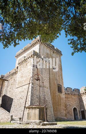 Die Steinmauern und der Turm der berühmten Caetani Burg von Sermoneta, kleine mittelalterliche Stadt in der Region Latium. Italien Stockfoto