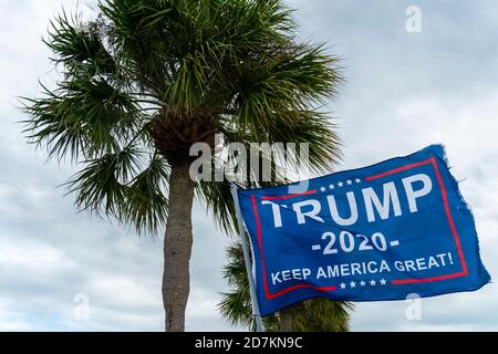 Tarpon Springs, Florida, USA. Oktober 2020. 22. Oktober 2020 - Tarpon Springs, Florida, USA: Ein Trump-Unterstützer fliegt eine Flagge an einem lokalen Strand in Tarpon Springs, Florida Credit: Walter G Arce SR/ASP/ZUMA Wire/Alamy Live News Stockfoto