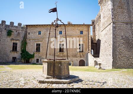 Die Steinmauern und der Turm der berühmten Caetani Burg von Sermoneta, kleine mittelalterliche Stadt in der Region Latium. Italien Stockfoto