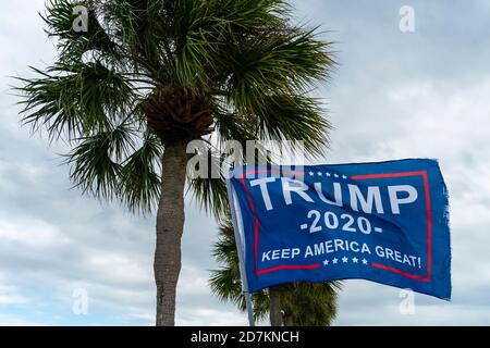 Tarpon Springs, Florida, USA. Oktober 2020. 22. Oktober 2020 - Tarpon Springs, Florida, USA: Ein Trump-Unterstützer fliegt eine Flagge an einem lokalen Strand in Tarpon Springs, Florida Credit: Walter G Arce SR/ASP/ZUMA Wire/Alamy Live News Stockfoto