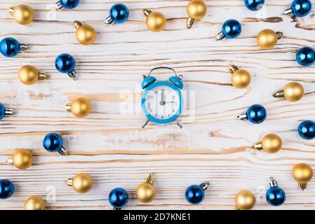 Oben oben über Nahaufnahme Foto des kleinen Retro Uhr mit Pfeilen auf 12 Uhr Stockfoto