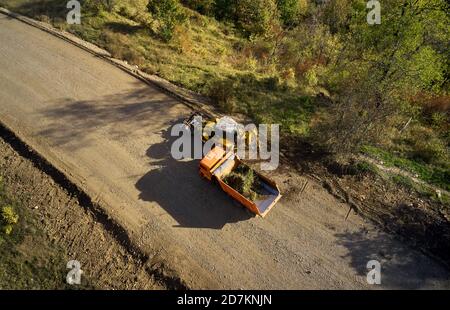 Almaty, Kasachstan - 13. Mai 2019 - Straßenarbeiter malen weiße Linie auf der Bergstraße. Straßenkegel mit roten und gelben Streifen im Hintergrund, stehen Stockfoto